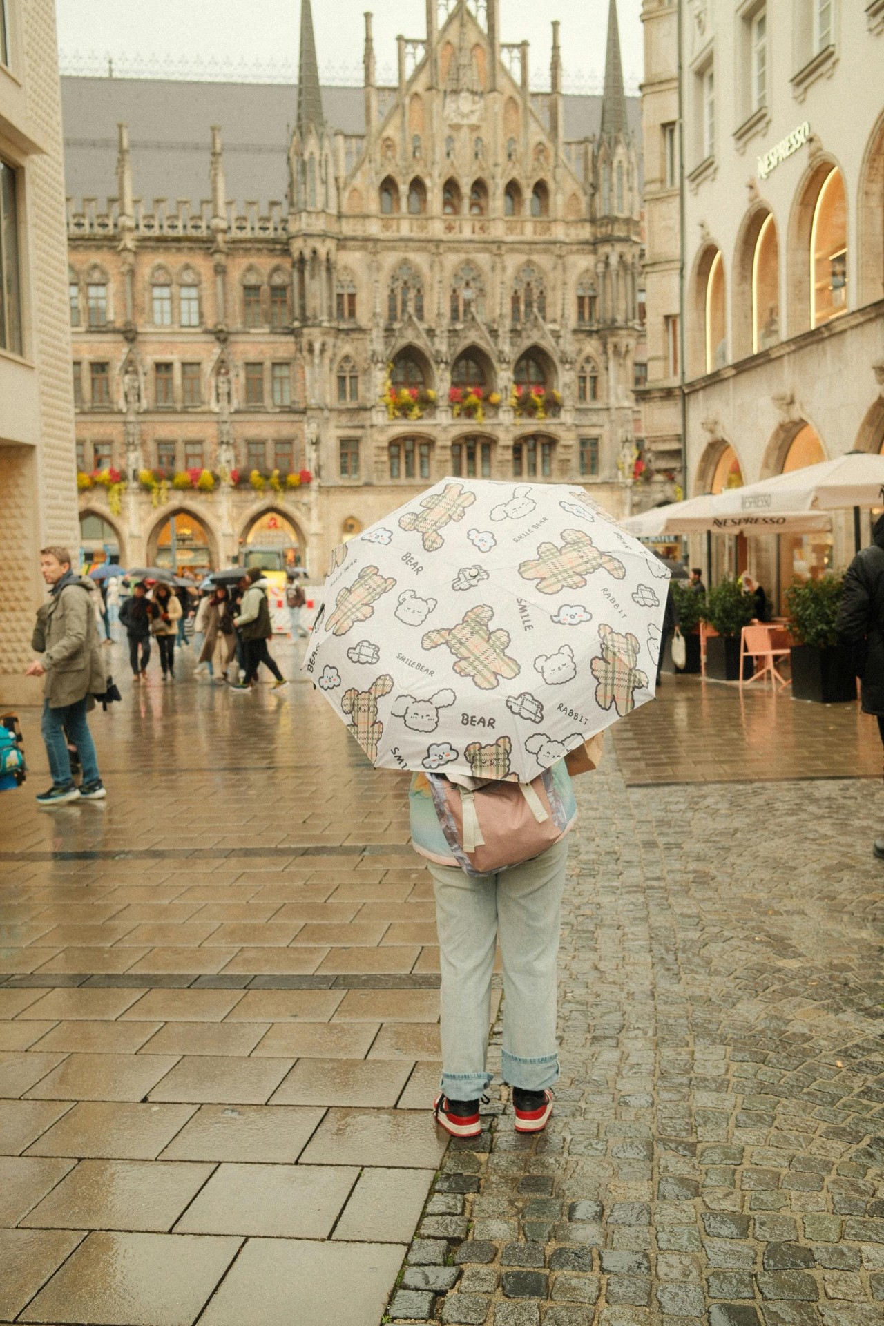 Bedruckter Taschenschirm im Stadtbild